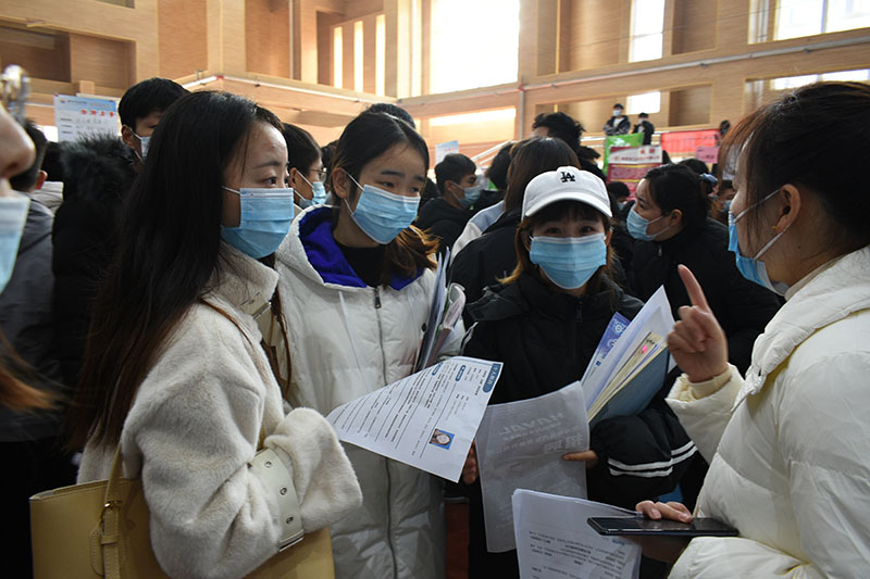 55用人单位相关负责人也耐心答疑解惑，希望能更好地帮助同学们了解招聘的相关情况.jpg